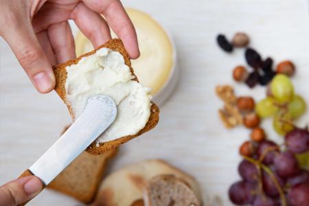 Requeijú vegano pode acompanhar pães e torradas ou ser usado em outras receitas.