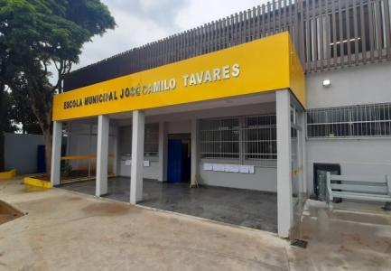 Salas de aula ou pátio de unidade de ensino da rede municipal de Varginha.