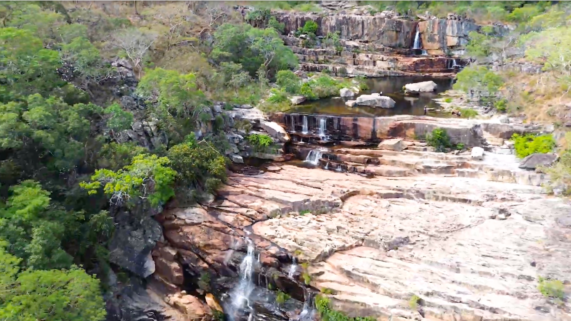 Conheça a cachoeira com borda infinita em Santana do Pirapama