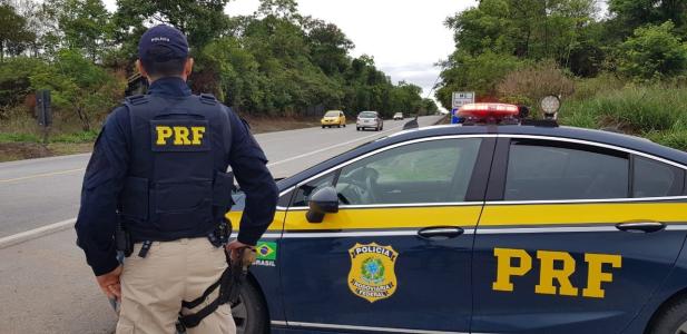 Viatura da Polícia Rodoviária Federal posicionada no acostamento de uma rodovia federal durante fiscalização.