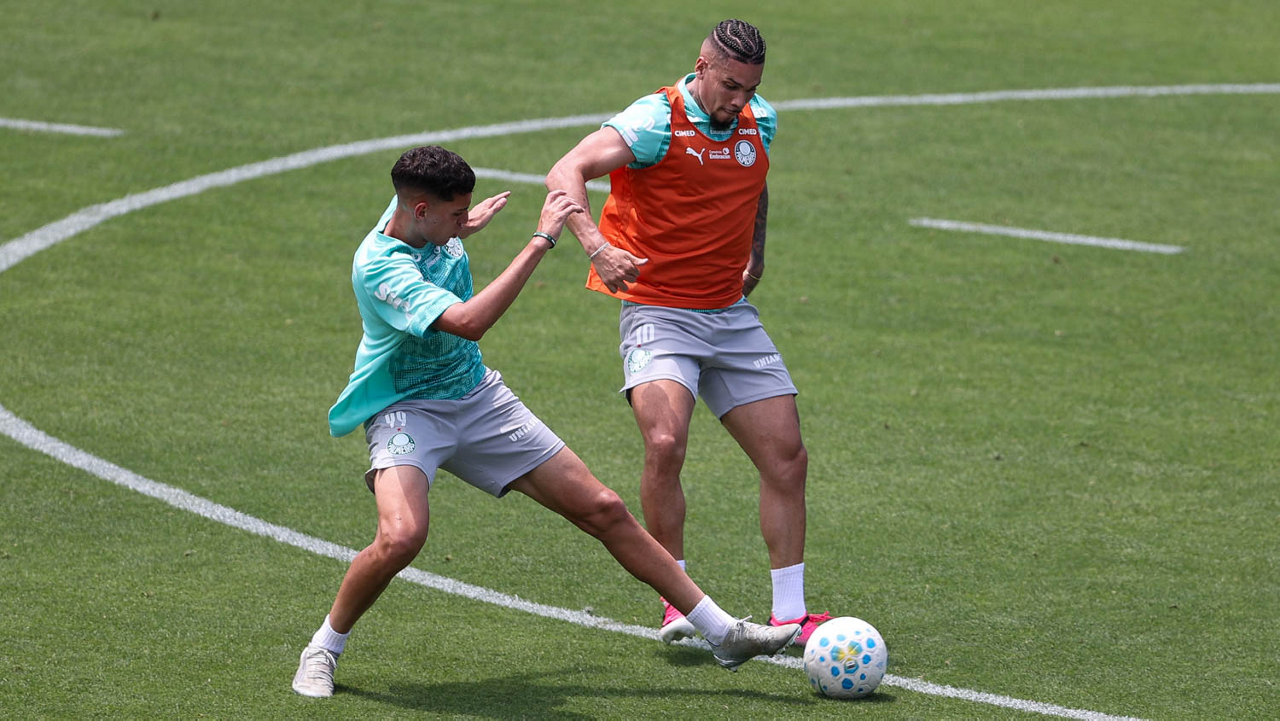 Paulinho participa de treino e pode reforçar Palmeiras em Dérbi; zagueiro é dúvida