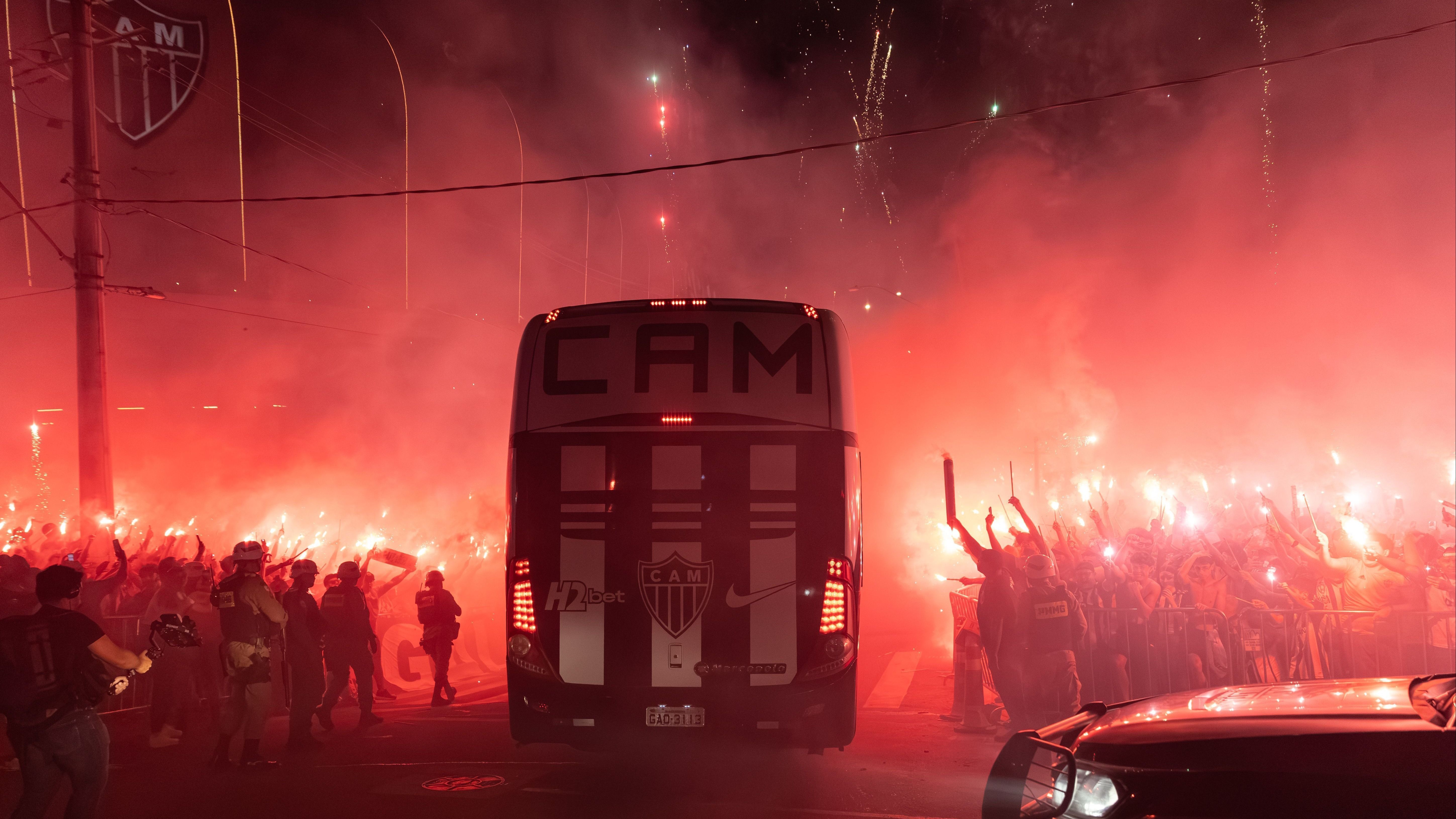 Torcida do Atlético promete maior recepção da história nas semifinais das Copas