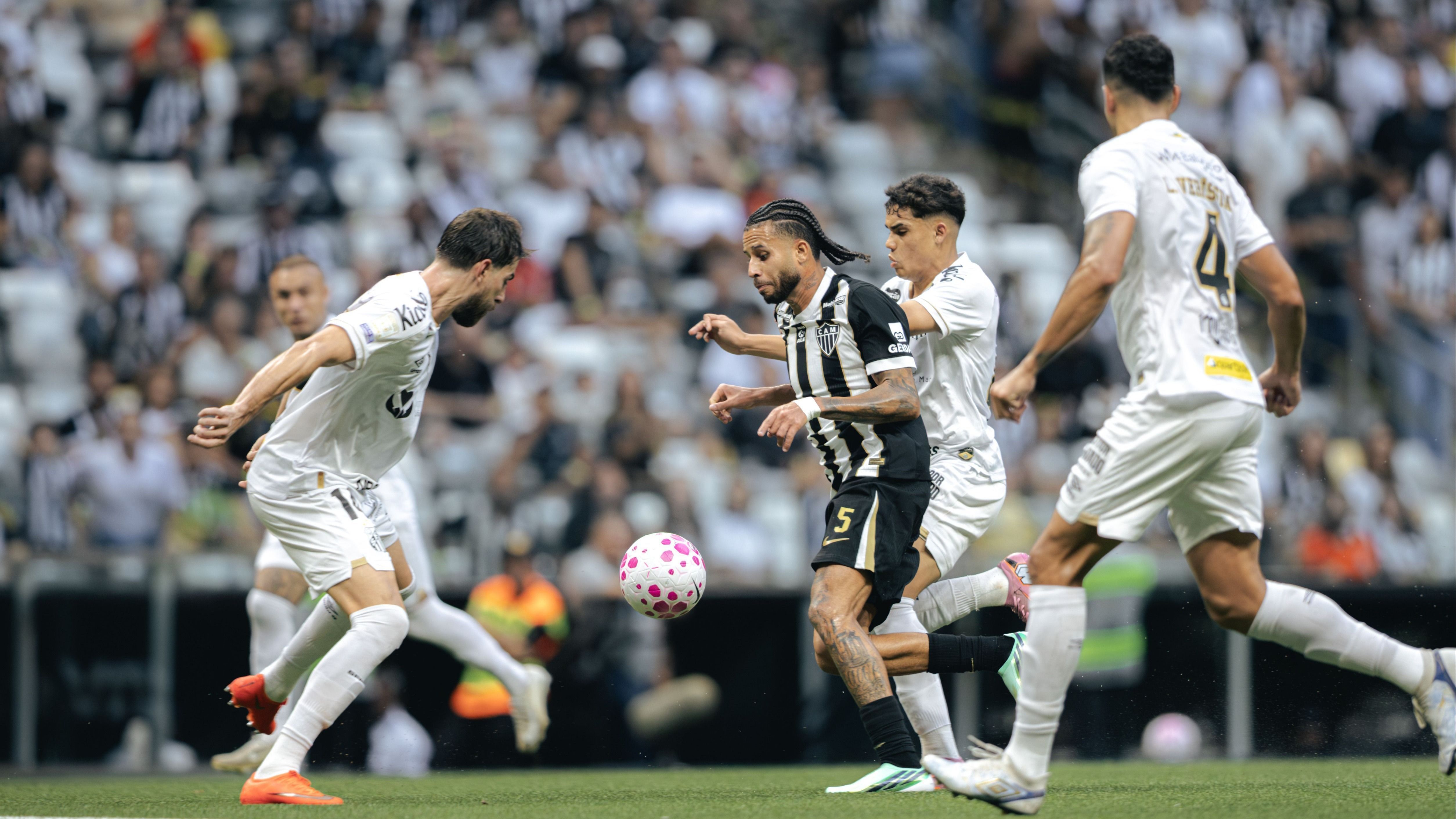 Alexsander celebra momento do Atlético e destaca: 'Estamos na mesma linha do Barba'