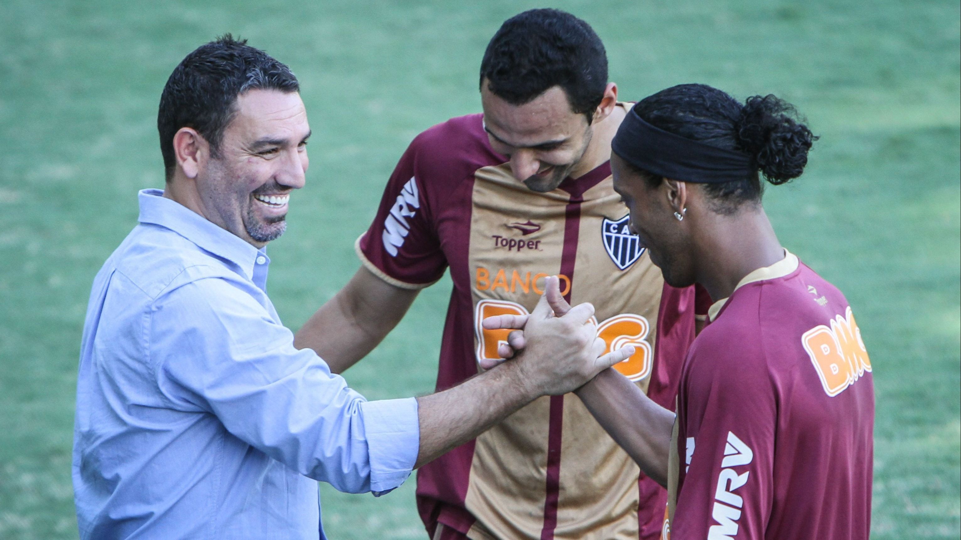 Atlético tenta levar Ronaldinho à final da Sul-Americana, mas esbarra em agenda do ídolo