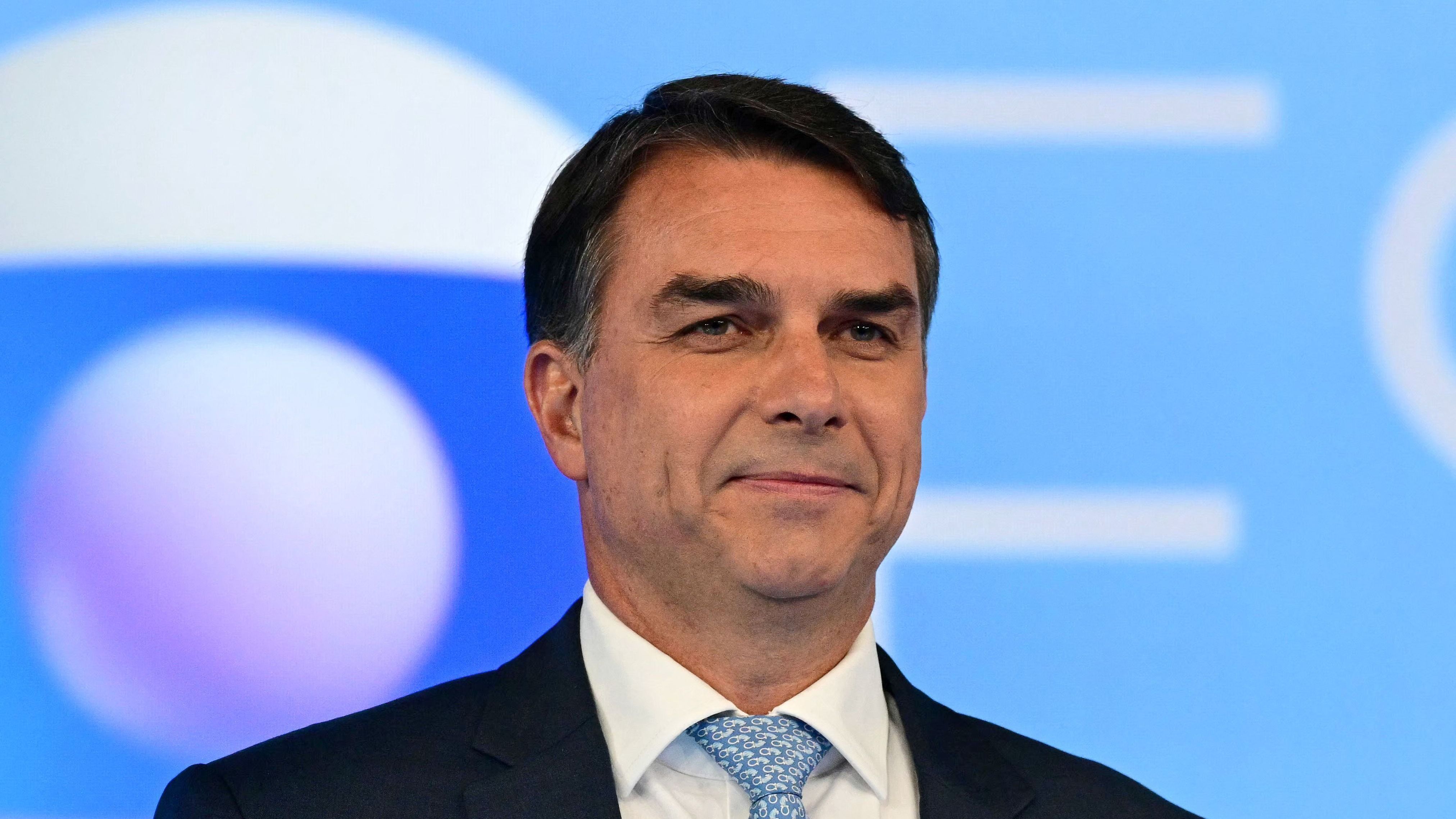 Flávio responde sobre voto contra aumento de licença maternidade e 'Bolsa-Farelo'