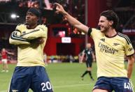 Madueke decide, Arsenal vence Nottingham e segue na cola do City na Premier League