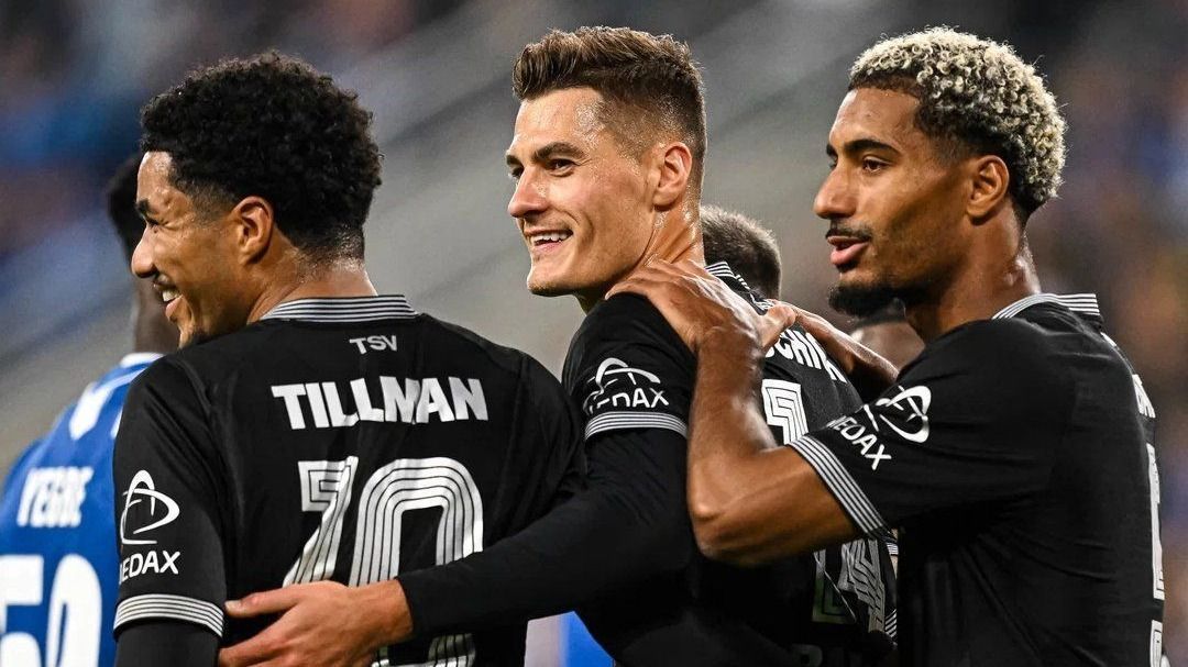 Schick brilha, e Leverkusen goleia Lech Poznan e segue na ponta da Liga Europa