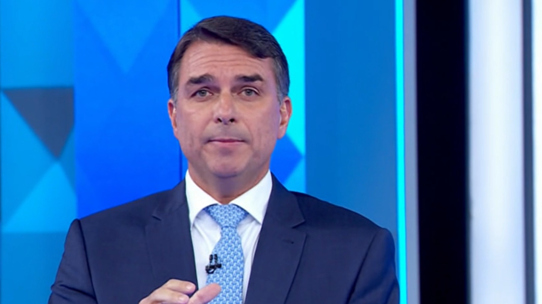 'As pessoas estão parcelando pizza em 6 vezes', afirma Flávio em debate
