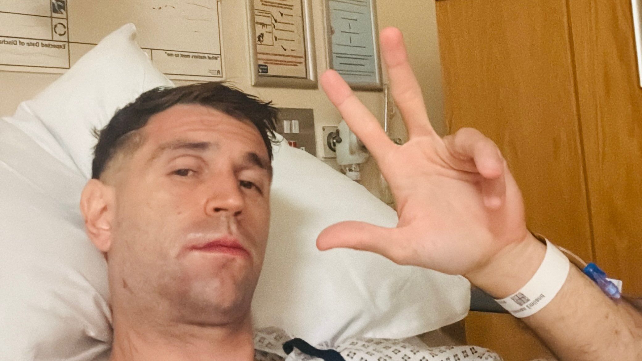 Dibu Martínez passa por cirurgia após deixar estádio de maca e manda recado