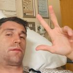 Dibu Martínez passa por cirurgia após deixar estádio de maca e manda recado