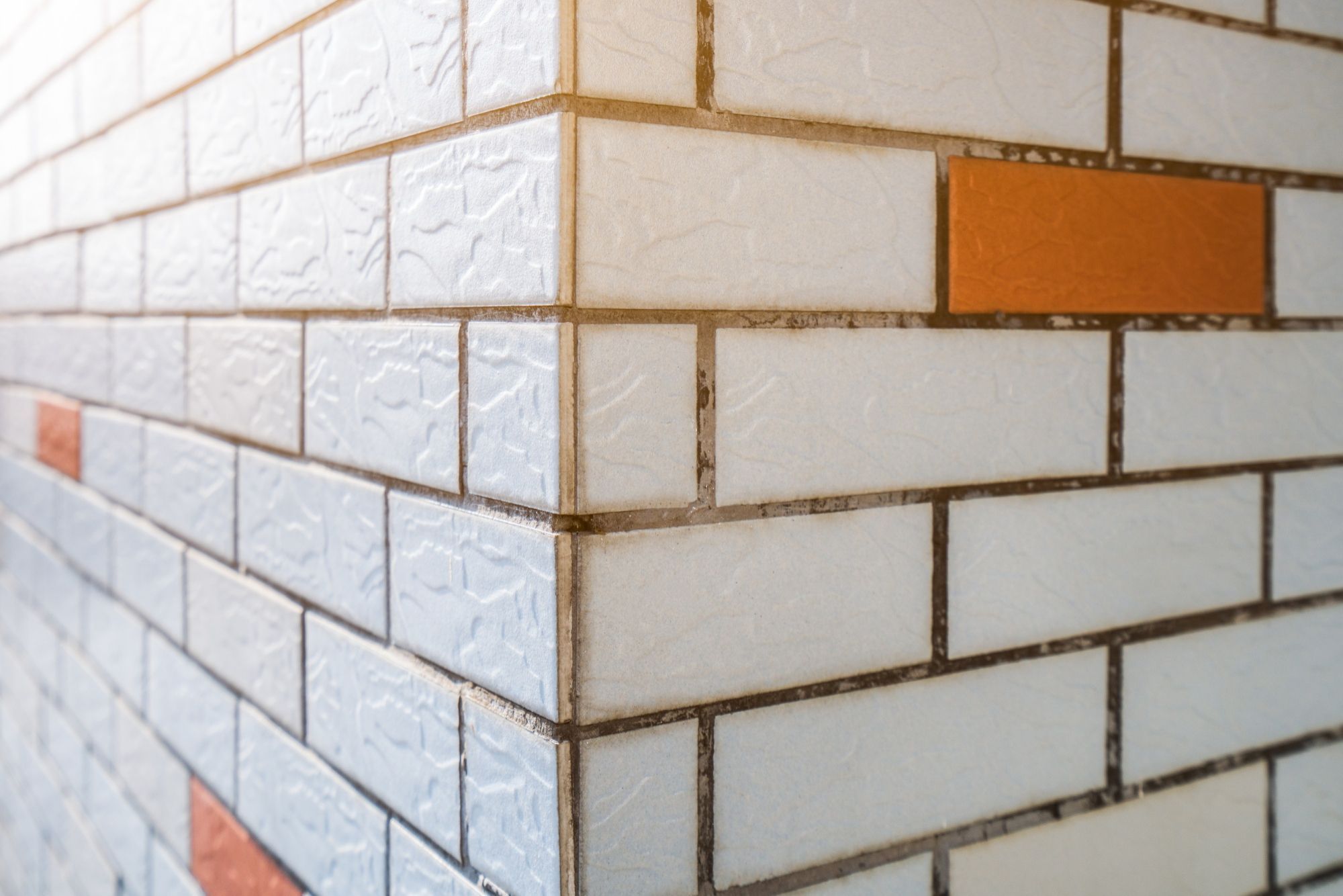 O reinado dos azulejos acabou: estas são as 5 novas tendências modernas e elegantes para a cozinha