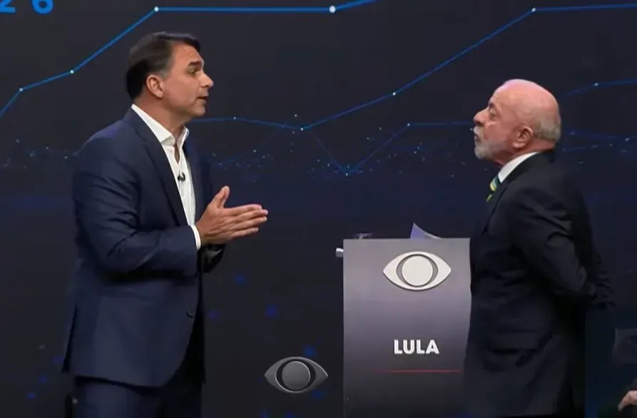Flávio Bolsonaro propõe 'padrão Einstein' no SUS; Lula ironiza: “Não sabe de saúde pública e nunca foi numa UPA'