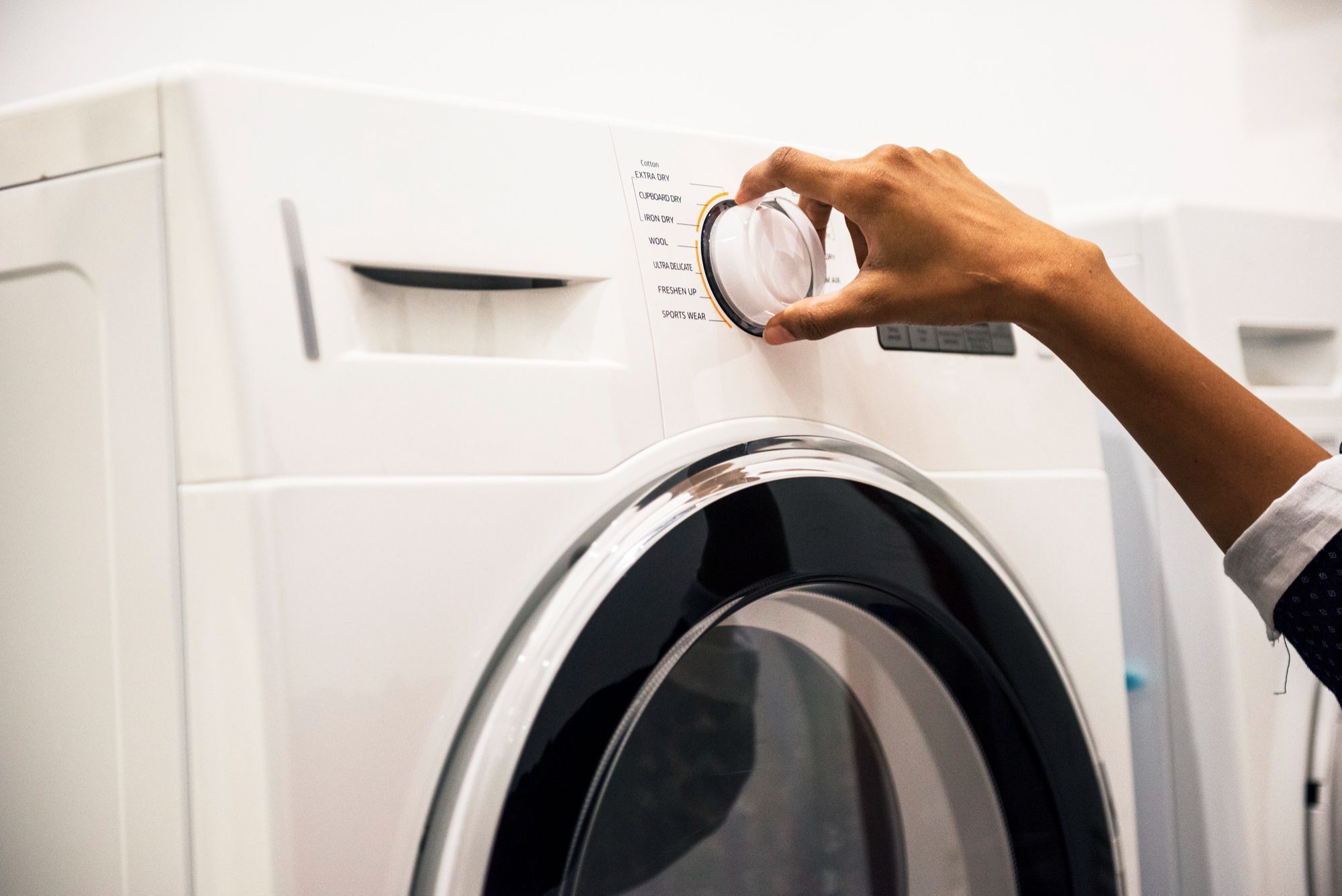 Pressionar o botão Iniciar da máquina de lavar roupa durante três segundos: para que serve e como usar