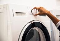 Pressionar o botão Iniciar da máquina de lavar roupa durante três segundos: para que serve e como usar