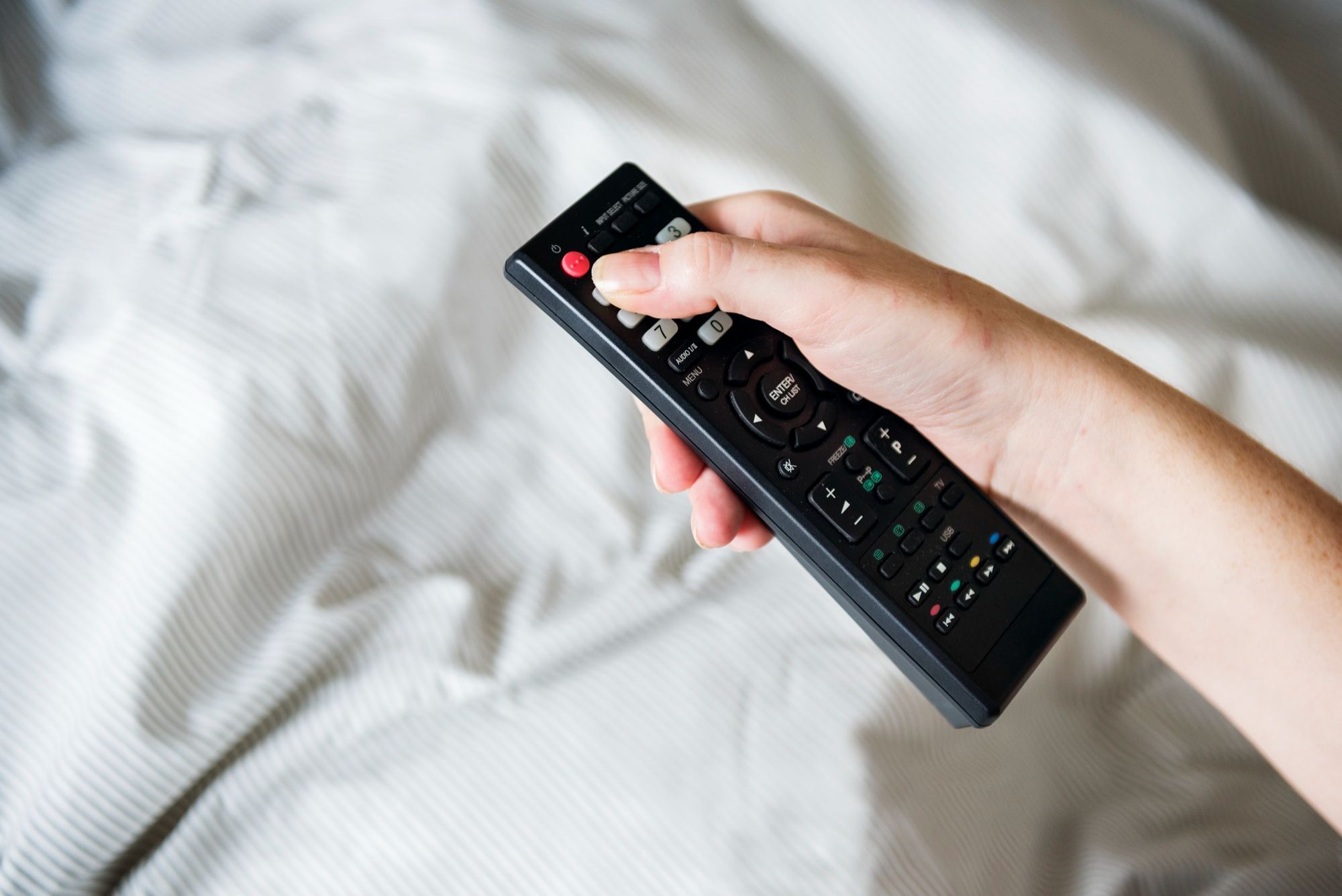 Qual a finalidade de pressionar simultaneamente os botões de ligar/desligar e OK no controle remoto da TV?