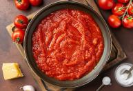 Bicarbonato em vez de açúcar: o segredo químico para um molho de tomate sem acidez