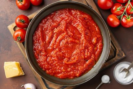 Bicarbonato em vez de açúcar: o segredo químico para um molho de tomate sem acidez