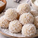 Trufas proteicas de coco e iogurte: receita rápida sem forno para lanches nutritivos
