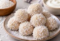 Trufas proteicas de coco e iogurte: receita rápida sem forno para lanches nutritivos