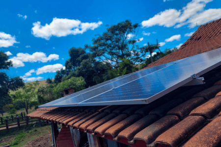 Placas de energia solar instaladas no telhado de uma casa, formando um sistema de geração de eletricidade.