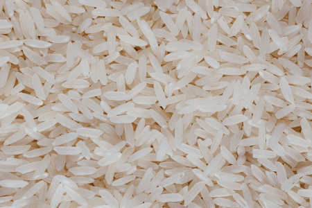 Grãos de arroz dispostos em conjunto, com diferentes unidades visíveis em primeiro plano.