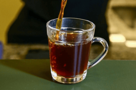 Xícara com café pronto para consumo.