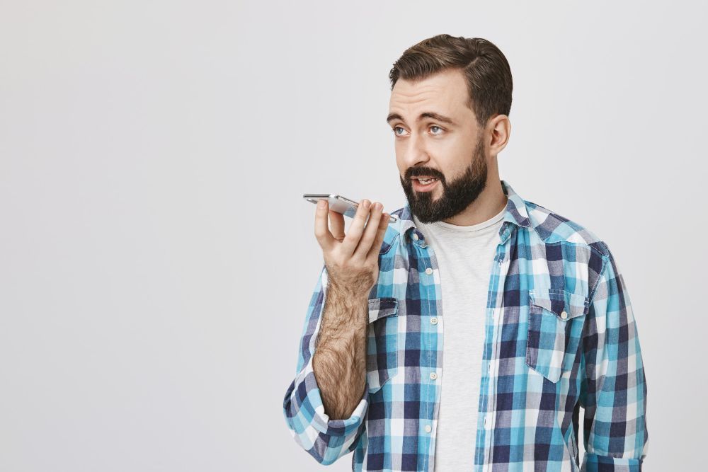 Voz grave faz homens parecerem mais fortes, mas não mais atraentes, diz estudo
