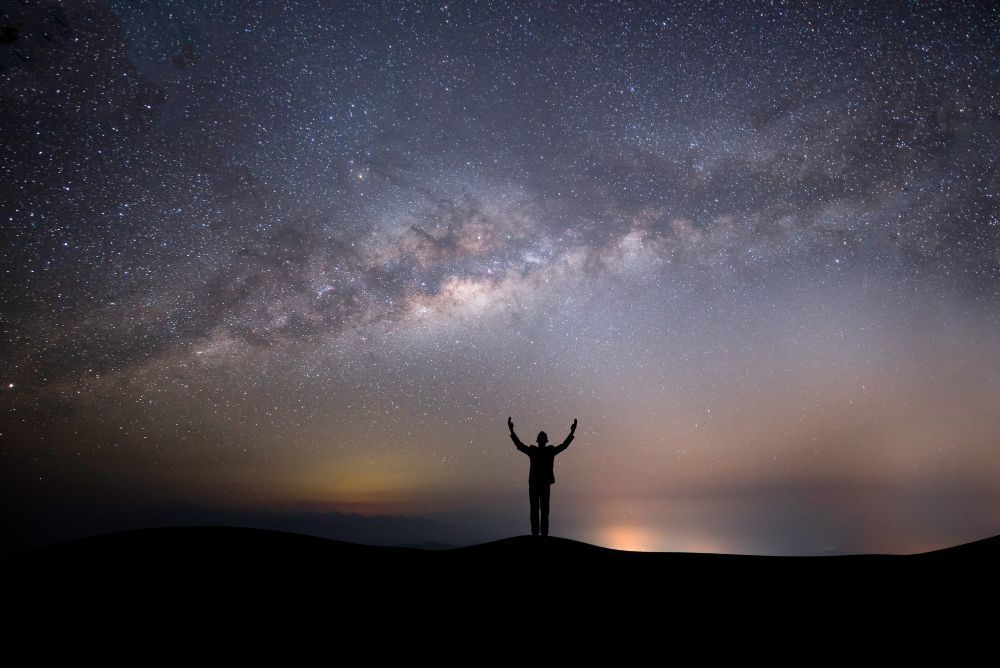 Estrelas parecem piscar no céu, mas o fenômeno acontece por um motivo que está na Terra