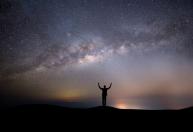 Estrelas parecem piscar no céu, mas o fenômeno acontece por um motivo que está na Terra
