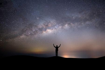 Estrelas parecem piscar no céu, mas o fenômeno acontece por um motivo que está na Terra