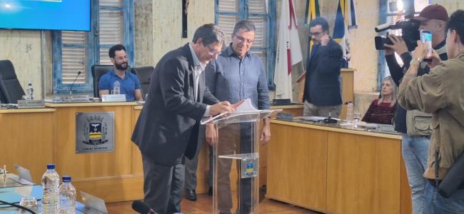 Autoridades municipais e executivos do Grupo Edmil reunidos na Câmara Municipal de Varginha durante assinatura do protocolo de intenções.