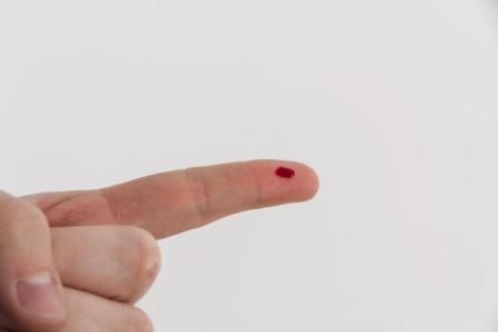 corte no dedo, machucado, sangue