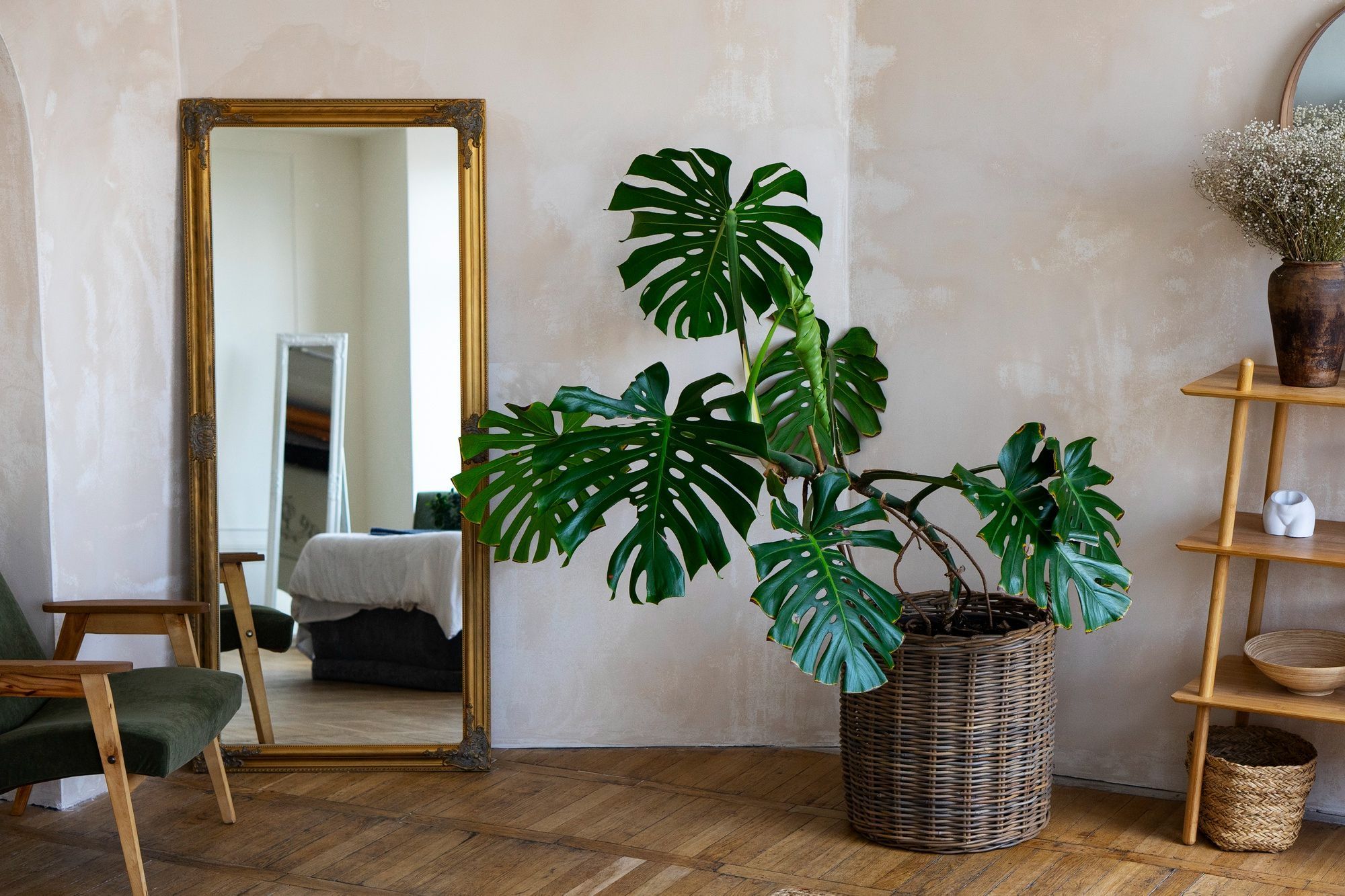 Espelhos e quadros na parede estão fora de moda: estas são as 4 novas tendências para a sala de estar