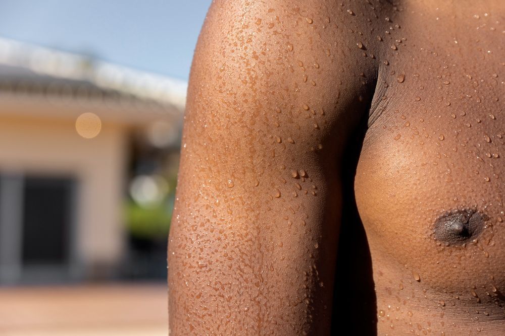 Medo, frio ou música emocionante: o que acontece no corpo quando a pele fica arrepiada?