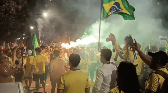 Bloquinho 22 reúne milhares em Divinópolis, no Centro-Oeste mineiro