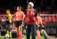 Treinadora do Corinthians Feminino desabafa sobre momento do clube: 'Por que comigo?'