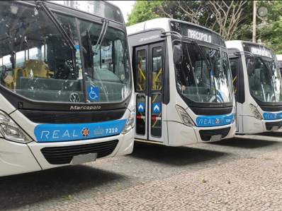 Passageiros embarcando em ônibus do transporte coletivo municipal no dia da votação.