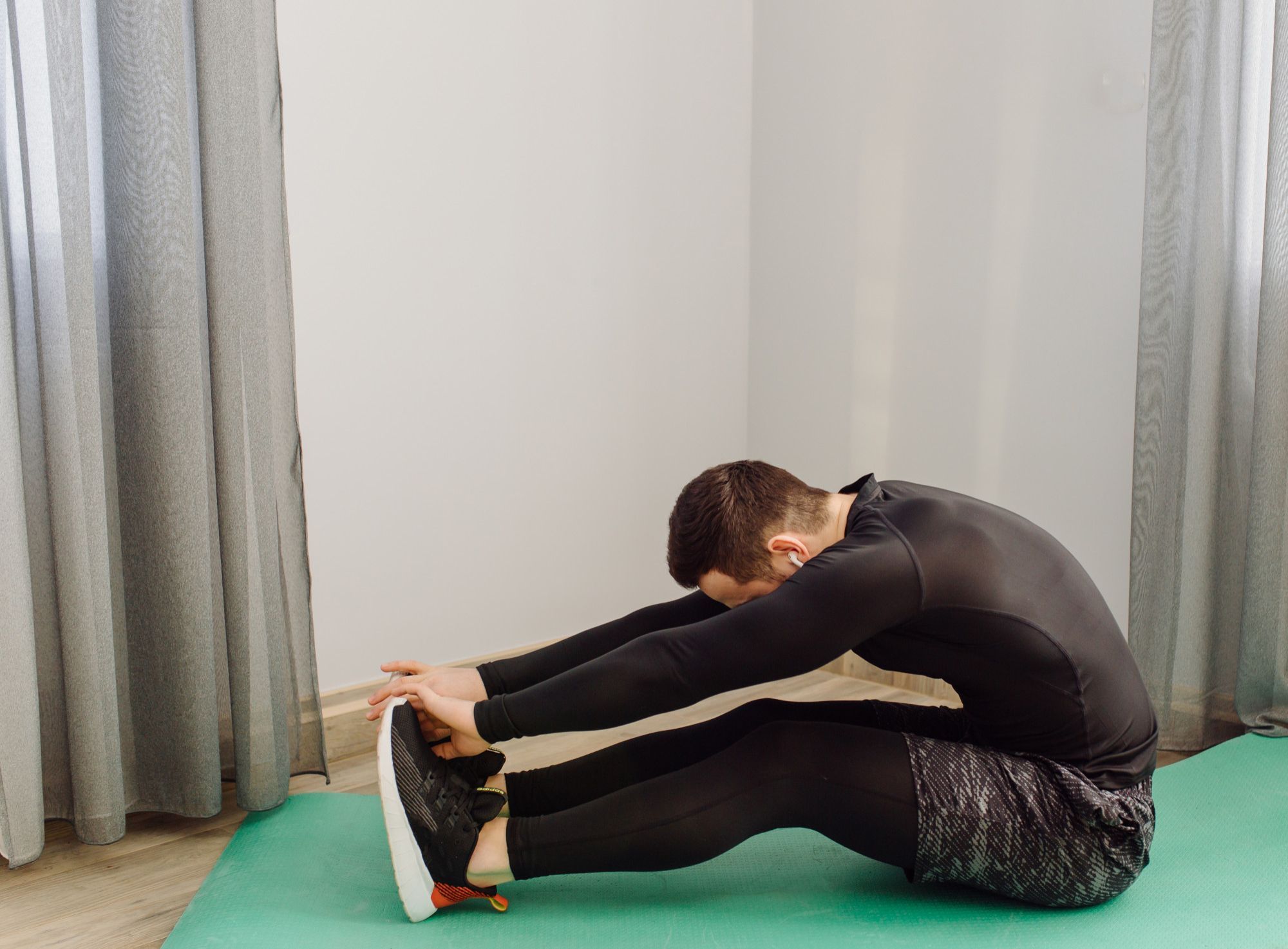 Por que começamos a tropeçar ao caminhar à medida que envelhecemos, e como fortalecer os pés com um movimento simples?