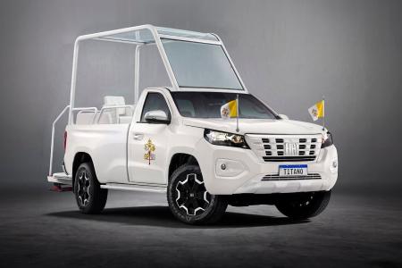 Fiat Titano imita a Hilux e vira Papamóvel para a visita de Leão XIV ao Uruguai