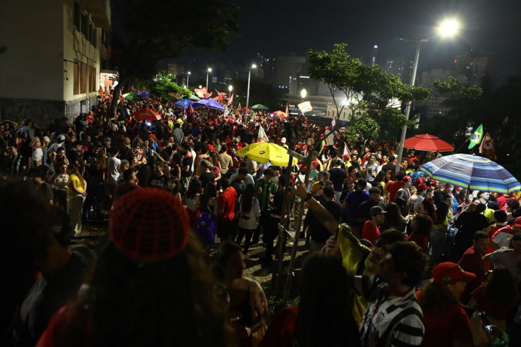 Eleitores tomam ruas de Belo Horizonte para comemorar reeleição do Lula (PT)