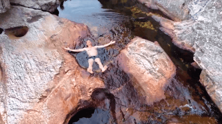 Trilha em Santana do Pirapama passa pela casa de moradores da serra e leva a cachoeira cercada por paredões de pedra, com uma espécie de banheira natural