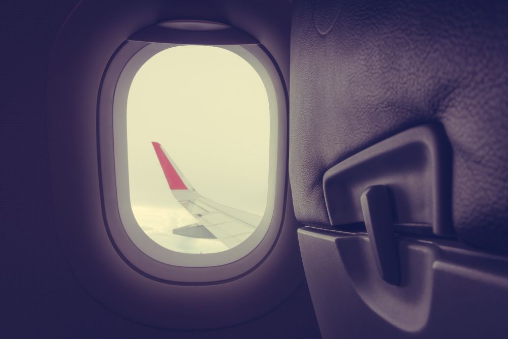 O pequeno furo na janela do avião tem uma função importante para a segurança dos passageiros