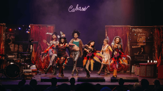 Grupo Galpão apresenta a peça 'Cabaré Coragem'
