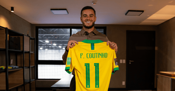 Philippe Coutinho leiloa coleção de camisas históricas em ação beneficente