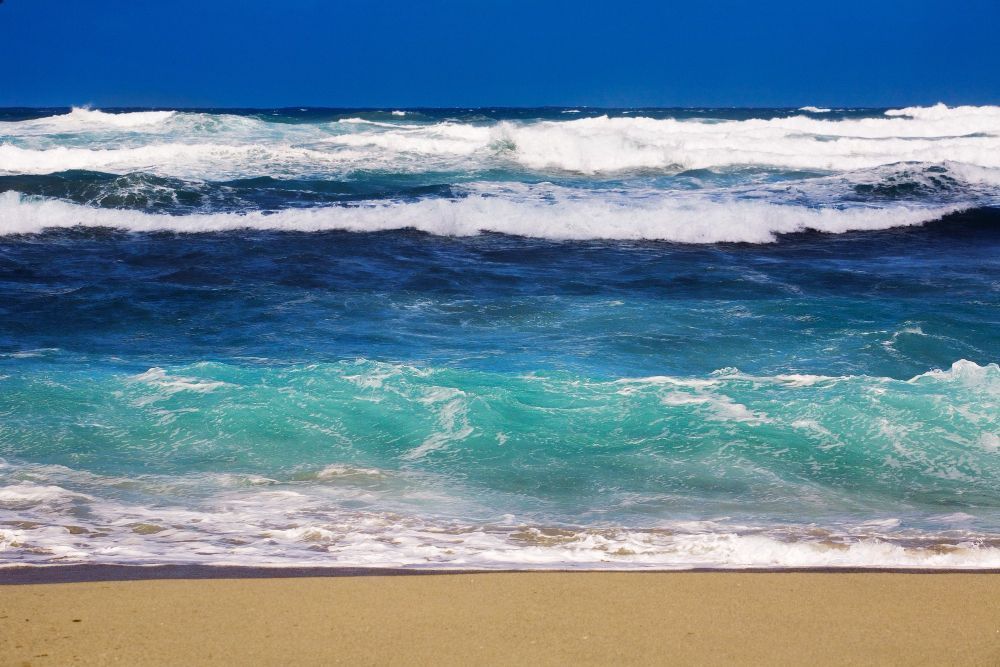 A Lua e o Sol controlam a subida e a descida do mar; entenda como funcionam as marés