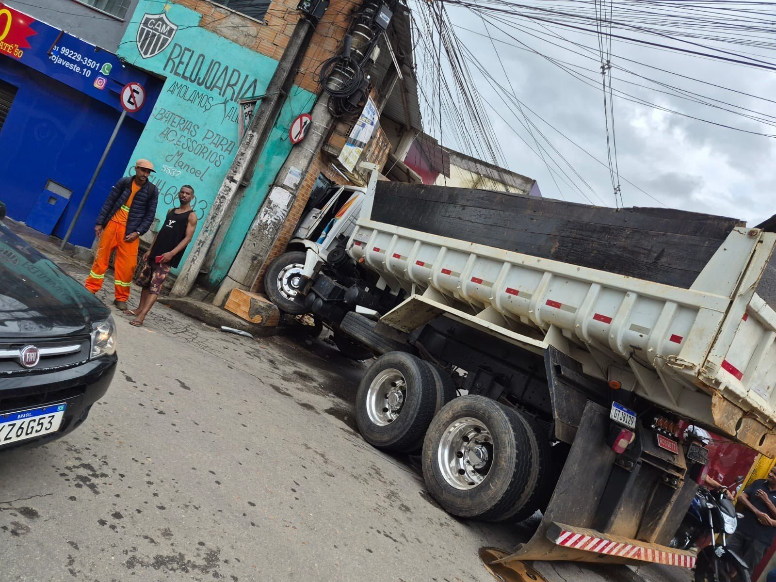 Defesa Civil vê risco de desabamento em imóveis atingidos por caminhão em BH; idoso foi atropelado
