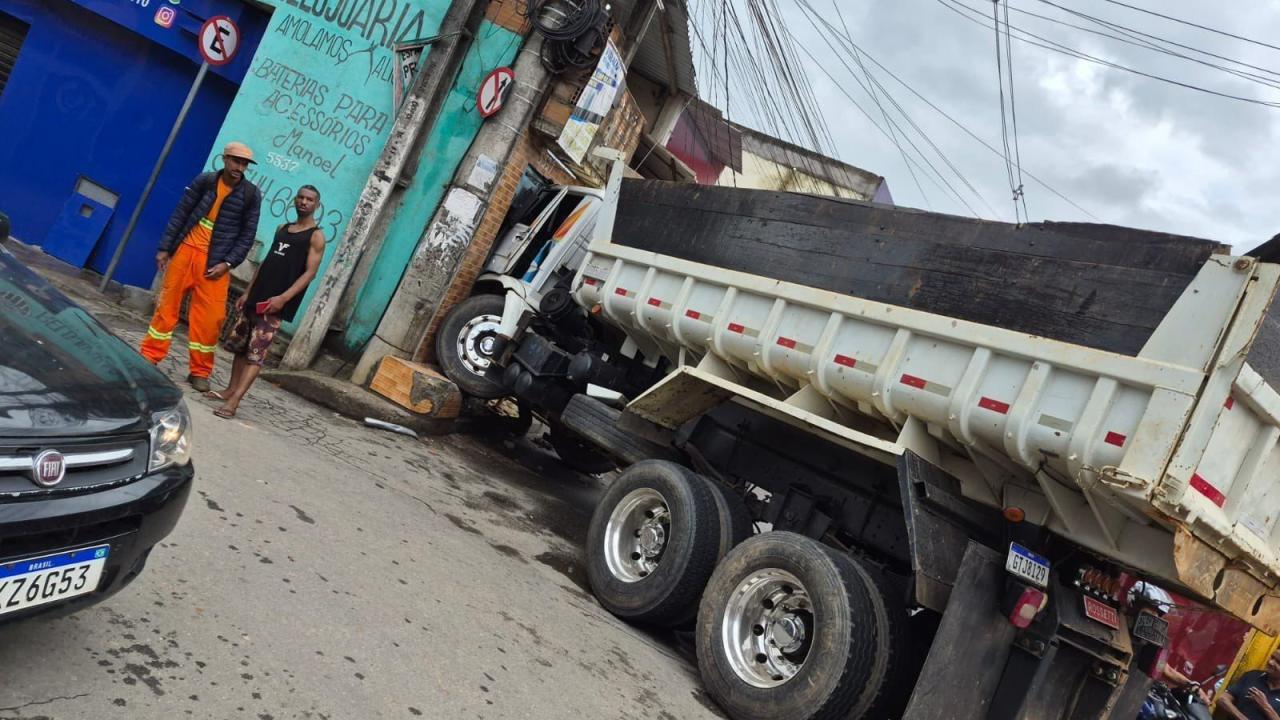Caminhão atinge lojas e atropela idoso com risco de queda em BH