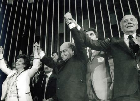 Tancredo, entre Ulysses Guimarães e dona Risoleta, após eleição indireta para Presidente da República