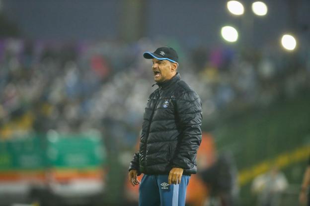 Auxiliar técnico do Grêmio, Alexandre Mendes é preso em Porto Alegre