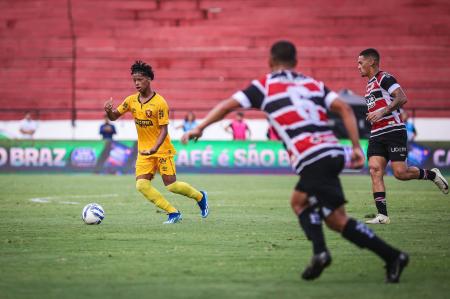 Zé Lucas em ação pelo Sport contra o Santa Cruz, em 2025 • Paulo Paiva/Sport